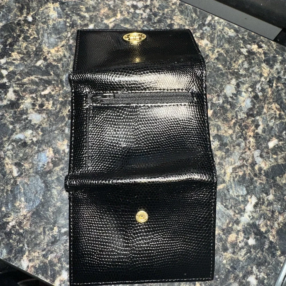 M.London Genuine Leather Bridle Bit Snake Embossed Trifold Wallet w/ Coin Pocket
